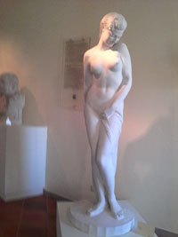 Museo Ferri. Una statua. Cave. Museo Ferri. Una statua.
