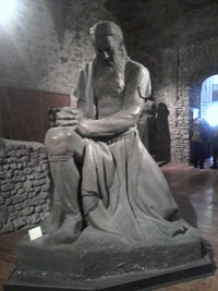 Statua grande Una grande statua